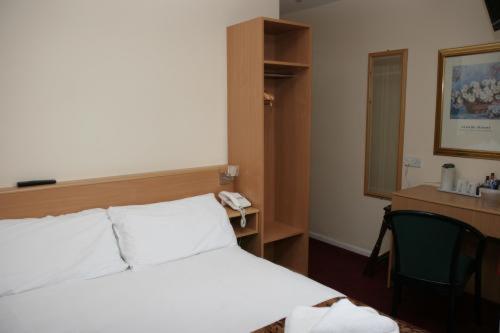 Heath Lodge Hotel Nr Nec Bickenhill Room photo